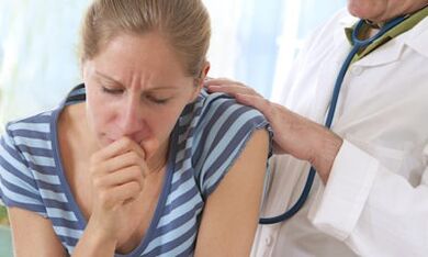 The doctor examines a patient with sharp pains in the shoulder blades when coughing