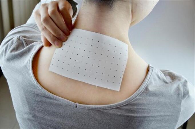 Applying plasters for back pain usually does not cause any difficulties. 